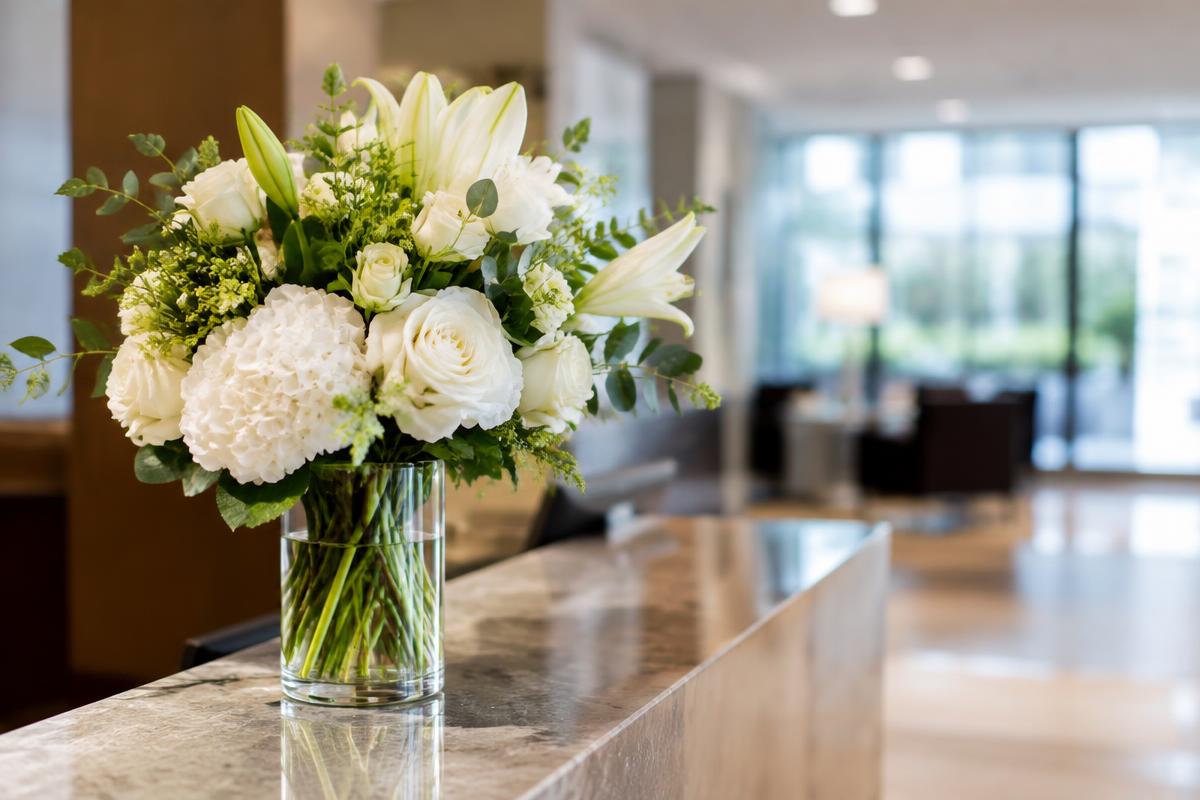 Bloemen op kantoor: zo houd je receptie en vergaderruimte fris